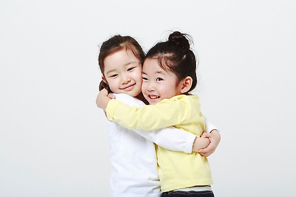 포토 JPG 스튜디오촬영 여자 포옹 실내 서기 미소 상반신 두명 옆모습 유치원생 한국인 흰배경 어린이만 소녀만 국내포토 어린이 뷰포인트 백그라운드 안기 모션 표정 사람 동양인 내부 흰색 여자만 파일형식