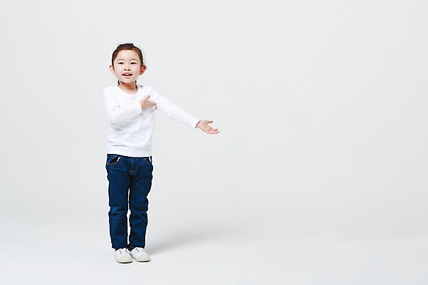포토 JPG 스튜디오촬영 전신 여자 안내 실내 한명 서기 손짓 앞모습 유치원생 한국인 손내밀기 흰배경 어린이만 소녀한명만 국내포토 1 어린이 뷰포인트 백그라운드 모션 사람 동양인 내부 흰색 여자한명만 소녀만 파일형식