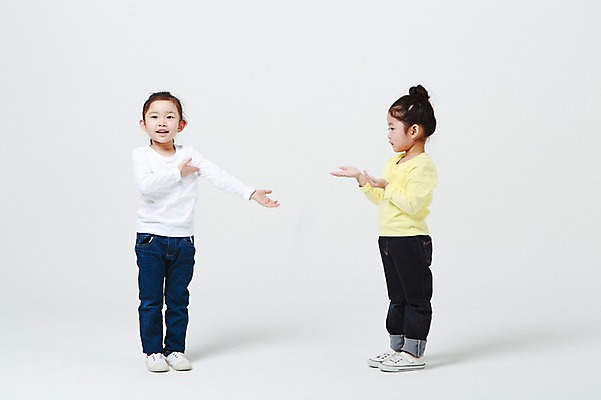 포토 JPG 스튜디오촬영 전신 여자 안내 실내 서기 손짓 두명 앞모습 옆모습 유치원생 한국인 손내밀기 흰배경 어린이만 소녀만 국내포토 어린이 뷰포인트 백그라운드 모션 사람 동양인 내부 흰색 여자만 파일형식