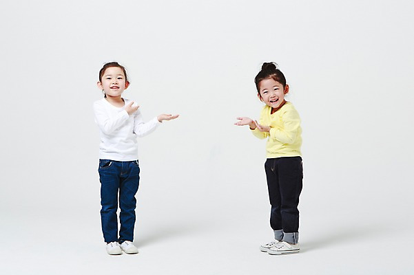 포토 JPG 스튜디오촬영 전신 여자 안내 실내 서기 미소 손짓 두명 앞모습 옆모습 유치원생 한국인 손내밀기 흰배경 어린이만 소녀만 국내포토 어린이 뷰포인트 백그라운드 모션 표정 사람 동양인 내부 흰색 여자만 파일형식