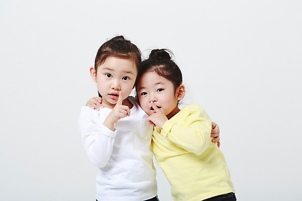 포토 JPG 스튜디오촬영 여자 어깨동무 실내 상반신 두명 앞모습 유치원생 한국인 흰배경 쉿 어린이만 소녀만 국내포토 어린이 뷰포인트 포즈 백그라운드 사람 동양인 내부 흰색 조용 여자만 파일형식