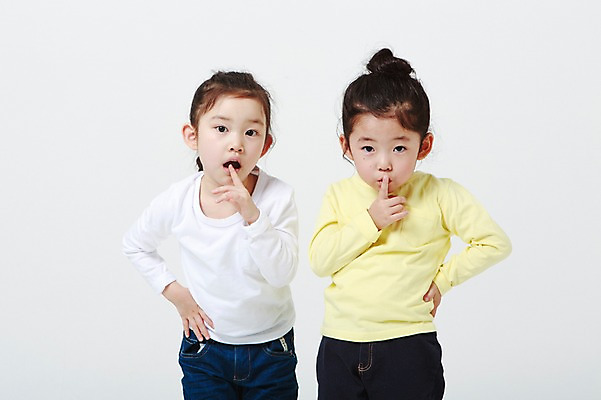 포토 JPG 스튜디오촬영 여자 허리손 실내 상반신 두명 앞모습 유치원생 한국인 흰배경 쉿 어린이만 소녀만 국내포토 어린이 뷰포인트 포즈 백그라운드 사람 동양인 내부 흰색 조용 여자만 파일형식