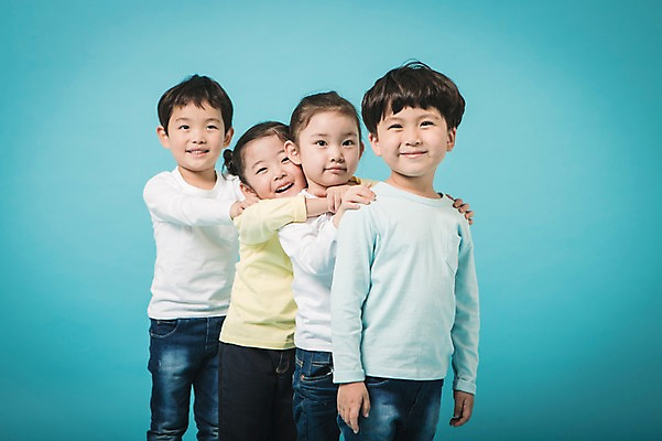 포토 JPG 스튜디오촬영 여자 남자 실내 서기 미소 여러명 상반신 앞모습 유치원생 한국인 파란배경 기차놀이 어린이만 국내포토 어린이 뷰포인트 다수 백그라운드 모션 놀이 표정 사람 동양인 내부 파란색 파일형식