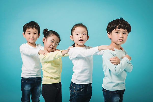 포토 JPG 스튜디오촬영 여자 남자 실내 미소 여러명 상반신 옆모습 유치원생 한국인 파란배경 기차놀이 어린이만 국내포토 어린이 뷰포인트 다수 백그라운드 놀이 표정 사람 동양인 내부 파란색 파일형식