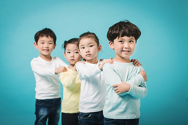 포토 JPG 스튜디오촬영 여자 남자 실내 서기 미소 여러명 상반신 앞모습 유치원생 한국인 파란배경 기차놀이 어린이만 국내포토 어린이 뷰포인트 다수 백그라운드 모션 놀이 표정 사람 동양인 내부 파란색 파일형식