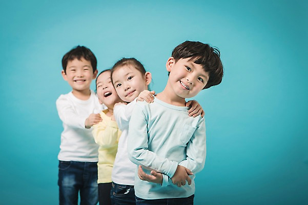 포토 JPG 스튜디오촬영 여자 남자 실내 서기 미소 여러명 상반신 앞모습 유치원생 한국인 파란배경 기차놀이 어린이만 국내포토 어린이 뷰포인트 다수 백그라운드 모션 놀이 표정 사람 동양인 내부 파란색 파일형식