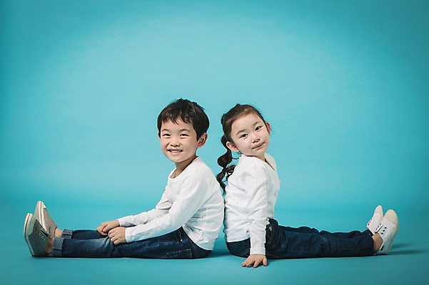 포토 JPG 스튜디오촬영 전신 여자 남자 실내 미소 앉기 두명 옆모습 유치원생 한국인 등맞대기 파란배경 손짚기 어린이만 국내포토 어린이 뷰포인트 백그라운드 모션 표정 사람 동양인 손짓 내부 파란색 파일형식