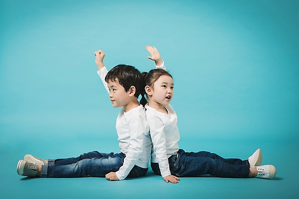 포토 JPG 스튜디오촬영 전신 여자 남자 실내 앉기 두명 옆모습 손들기 주먹 유치원생 한국인 등맞대기 가위바위보 파란배경 손짚기 어린이만 국내포토 보자기손 어린이 뷰포인트 백그라운드 모션 놀이 사람 동양인 손짓 내부 파란색 파일형식