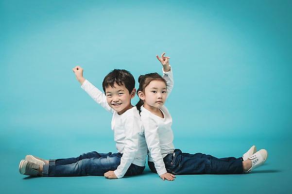 포토 JPG 스튜디오촬영 전신 여자 남자 실내 미소 앉기 두명 옆모습 손들기 주먹 유치원생 한국인 등맞대기 가위바위보 파란배경 손짚기 어린이만 국내포토 가위손 어린이 뷰포인트 백그라운드 모션 놀이 표정 사람 동양인 손짓 내부 파란색 파일형식