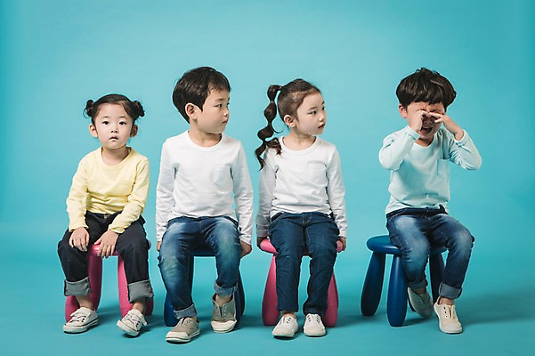 포토 JPG 스튜디오촬영 전신 응시 여자 남자 의자 실내 앉기 여러명 앞모습 유치원생 한국인 울음 파란배경 어린이만 국내포토 시선 어린이 뷰포인트 가구 다수 백그라운드 모션 표정 사람 동양인 내부 파란색 파일형식