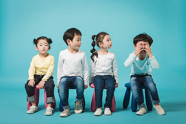 포토 JPG 스튜디오촬영 전신 응시 여자 남자 의자 실내 앉기 여러명 앞모습 유치원생 한국인 울음 파란배경 어린이만 국내포토 시선 어린이 뷰포인트 가구 다수 백그라운드 모션 표정 사람 동양인 내부 파란색 파일형식
