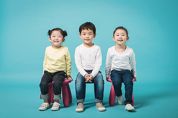포토 JPG 스튜디오촬영 전신 여자 남자 의자 실내 미소 앉기 앞모습 세명 유치원생 한국인 파란배경 어린이만 국내포토 어린이 뷰포인트 가구 백그라운드 모션 표정 사람 동양인 내부 파란색 파일형식