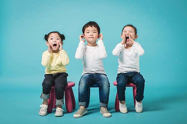 포토 JPG 스튜디오촬영 전신 여자 남자 의자 실내 앉기 앞모습 세명 외침 유치원생 한국인 귀막기 파란배경 어린이만 국내포토 어린이 뷰포인트 가구 백그라운드 모션 사람 동양인 손짓 내부 파란색 소리 파일형식