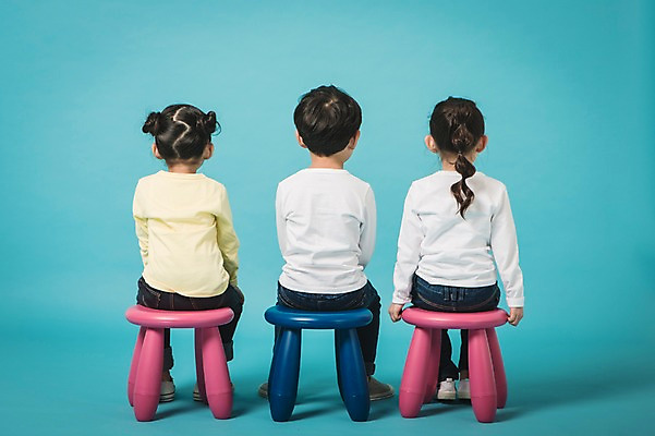 포토 JPG 스튜디오촬영 전신 여자 남자 의자 실내 앉기 뒷모습 세명 유치원생 한국인 파란배경 어린이만 국내포토 어린이 뷰포인트 가구 백그라운드 모션 사람 동양인 내부 파란색 파일형식