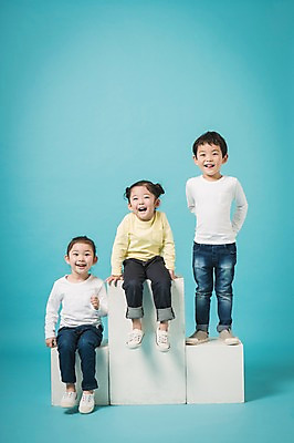 포토 JPG 스튜디오촬영 전신 여자 남자 실내 서기 미소 앉기 앞모습 세명 유치원생 한국인 파란배경 시상대 어린이만 국내포토 어린이 뷰포인트 백그라운드 모션 표정 사람 동양인 내부 파란색 파일형식