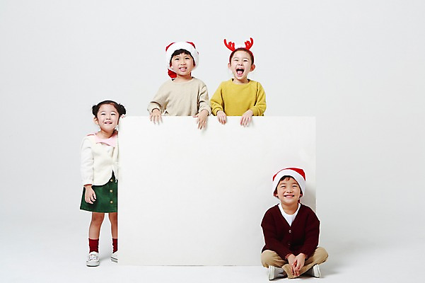 포토 JPG 스튜디오촬영 전신 여자 남자 크리스마스 산타모자 사각프레임 실내 서기 미소 여러명 상반신 앞모습 유치원생 한국인 머리띠 흰배경 가부좌 어린이만 국내포토 모자_잡화 기념일 어린이 뷰포인트 다수 백그라운드 장신구 모션 프레임 표정 사람 앉기 동양인 내부 사각형 흰색 파일형식