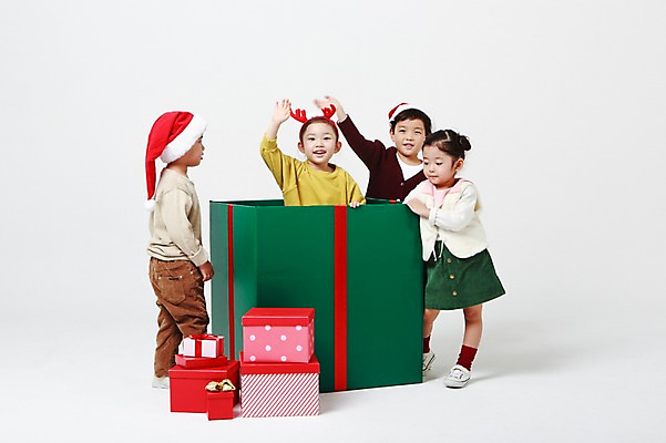 포토 JPG 스튜디오촬영 전신 여자 남자 크리스마스 산타모자 실내 서기 여러명 상반신 앞모습 옆모습 선물상자 상자 유치원생 한국인 머리띠 흰배경 들어가기 어린이만 국내포토 모자_잡화 기념일 어린이 뷰포인트 다수 백그라운드 장신구 모션 선물 사람 동양인 내부 흰색 파일형식