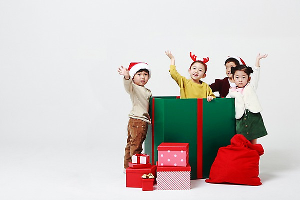 포토 JPG 스튜디오촬영 여자 남자 크리스마스 산타모자 실내 서기 미소 여러명 상반신 앞모습 옆모습 선물상자 상자 손들기 유치원생 한국인 머리띠 보따리 흰배경 들어가기 어린이만 국내포토 모자_잡화 기념일 어린이 뷰포인트 다수 백그라운드 장신구 모션 표정 선물 사람 동양인 내부 흰색 파일형식