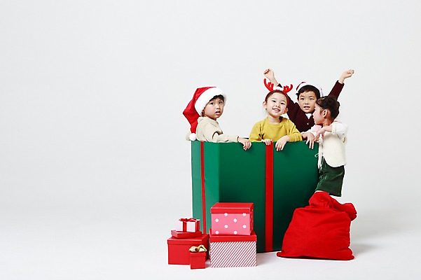 포토 JPG 스튜디오촬영 여자 남자 크리스마스 산타모자 실내 서기 미소 여러명 상반신 앞모습 옆모습 선물상자 상자 손들기 유치원생 한국인 머리띠 보따리 흰배경 들어가기 어린이만 국내포토 모자_잡화 기념일 어린이 뷰포인트 다수 백그라운드 장신구 모션 표정 선물 사람 동양인 내부 흰색 파일형식