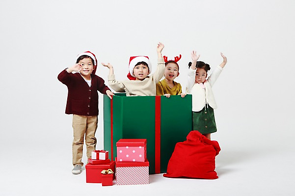 포토 JPG 스튜디오촬영 전신 여자 남자 크리스마스 산타모자 실내 서기 여러명 상반신 앞모습 선물상자 상자 손들기 유치원생 한국인 머리띠 보따리 흰배경 들어가기 어린이만 국내포토 모자_잡화 기념일 어린이 뷰포인트 다수 백그라운드 장신구 모션 선물 사람 동양인 내부 흰색 파일형식
