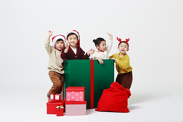 포토 JPG 스튜디오촬영 여자 남자 크리스마스 산타모자 실내 서기 미소 여러명 상반신 앞모습 선물상자 상자 손들기 유치원생 한국인 머리띠 보따리 흰배경 들어가기 어린이만 국내포토 모자_잡화 기념일 어린이 뷰포인트 다수 백그라운드 장신구 모션 표정 선물 사람 동양인 내부 흰색 파일형식