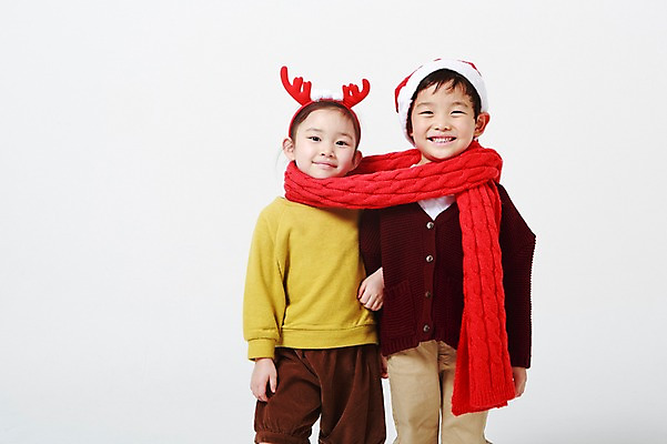 포토 JPG 스튜디오촬영 여자 남자 크리스마스 산타모자 실내 서기 미소 상반신 두명 앞모습 팔짱 목도리 유치원생 한국인 머리띠 흰배경 감싸기 어린이만 국내포토 모자_잡화 잡화 기념일 어린이 뷰포인트 백그라운드 장신구 모션 표정 사람 동양인 내부 흰색 파일형식