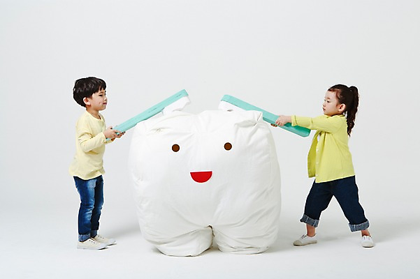 포토 JPG 스튜디오촬영 전신 여자 남자 인형 실내 서기 미소 두명 옆모습 청결 유치원생 한국인 양치 치아 칫솔 흰배경 닦기 어린이만 국내포토 어린이 뷰포인트 백그라운드 모션 표정 사람 동양인 내부 위생용품 흰색 소화기관 위생 파일형식