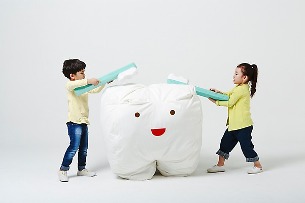 포토 JPG 스튜디오촬영 전신 여자 남자 인형 실내 서기 미소 두명 옆모습 청결 유치원생 한국인 양치 치아 칫솔 흰배경 닦기 어린이만 국내포토 어린이 뷰포인트 백그라운드 모션 표정 사람 동양인 내부 위생용품 흰색 소화기관 위생 파일형식