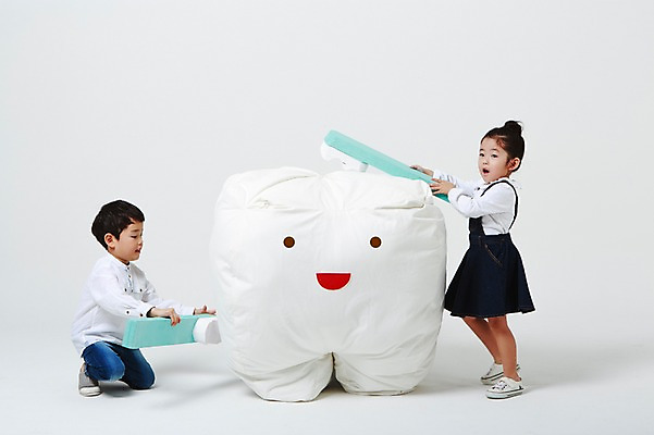 포토 JPG 스튜디오촬영 전신 여자 남자 인형 실내 서기 미소 앉기 두명 옆모습 청결 유치원생 한국인 양치 치아 칫솔 흰배경 닦기 어린이만 국내포토 어린이 뷰포인트 백그라운드 모션 표정 사람 동양인 내부 위생용품 흰색 소화기관 위생 파일형식