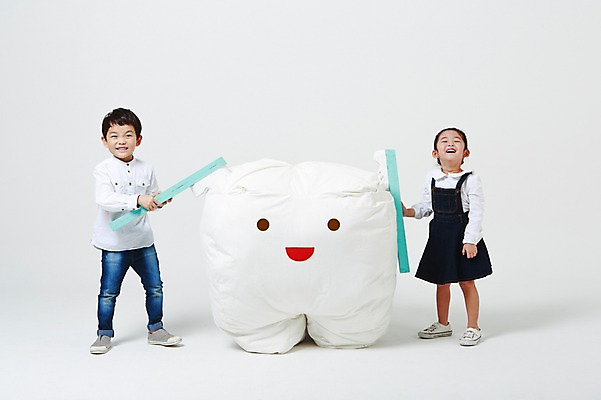 포토 JPG 스튜디오촬영 전신 여자 남자 인형 실내 서기 미소 두명 앞모습 청결 유치원생 한국인 양치 치아 칫솔 흰배경 닦기 어린이만 국내포토 어린이 뷰포인트 백그라운드 모션 표정 사람 동양인 내부 위생용품 흰색 소화기관 위생 파일형식