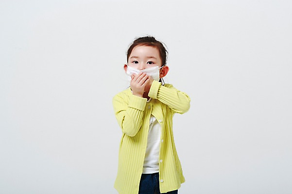 포토 JPG 스튜디오촬영 여자 의학 실내 마스크 한명 상반신 앞모습 유치원생 고통 한국인 흰배경 입가림 어린이만 소녀한명만 코로나바이러스 국내포토 1 감정 어린이 뷰포인트 백그라운드 사람 동양인 내부 흰색 가림 바이러스 여자한명만 소녀만 파일형식