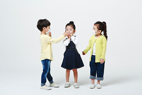 포토 JPG 스튜디오촬영 전신 여자 남자 의학 실내 마스크 서기 앞모습 옆모습 세명 유치원생 고통 한국인 흰배경 입가림 어린이만 코로나바이러스 국내포토 감정 어린이 뷰포인트 백그라운드 모션 사람 동양인 내부 흰색 가림 바이러스 파일형식