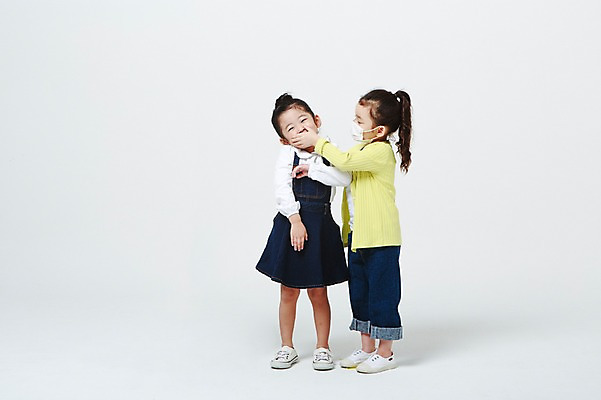 포토 JPG 스튜디오촬영 전신 여자 의학 실내 마스크 서기 두명 앞모습 옆모습 유치원생 고통 한국인 흰배경 입가림 어린이만 소녀만 코로나바이러스 국내포토 감정 어린이 뷰포인트 백그라운드 모션 사람 동양인 내부 흰색 가림 바이러스 여자만 파일형식