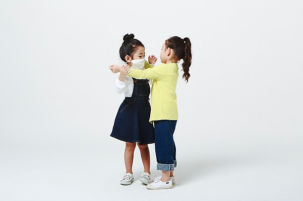 포토 JPG 스튜디오촬영 전신 여자 의학 실내 마스크 서기 두명 앞모습 옆모습 유치원생 고통 한국인 흰배경 어린이만 소녀만 코로나바이러스 국내포토 감정 어린이 뷰포인트 백그라운드 모션 사람 동양인 내부 흰색 바이러스 여자만 파일형식