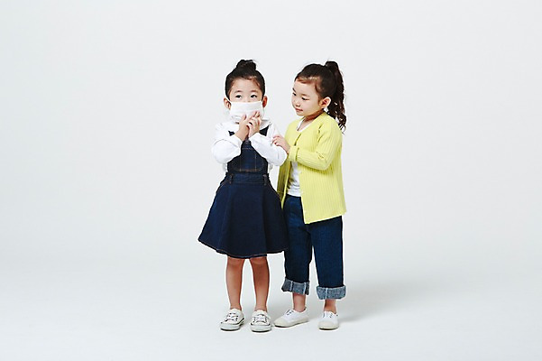 포토 JPG 스튜디오촬영 전신 여자 의학 실내 마스크 서기 두명 앞모습 유치원생 고통 한국인 흰배경 어린이만 소녀만 코로나바이러스 국내포토 감정 어린이 뷰포인트 백그라운드 모션 사람 동양인 내부 흰색 바이러스 여자만 파일형식