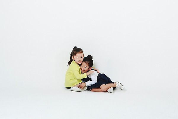 포토 JPG 스튜디오촬영 전신 여자 장난 실내 미소 앉기 두명 옆모습 눕기 유치원생 한국인 흰배경 웅크림 어린이만 소녀만 국내포토 어린이 뷰포인트 백그라운드 모션 표정 사람 동양인 내부 흰색 여자만 파일형식