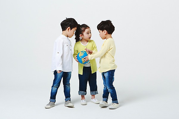 포토 JPG 스튜디오촬영 전신 여자 남자 실내 서기 들기 앞모습 옆모습 세명 지구본 유치원생 한국인 흰배경 어린이만 국내포토 어린이 뷰포인트 백그라운드 모션 사람 동양인 내부 흰색 파일형식