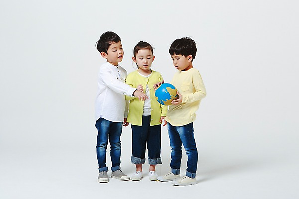 포토 JPG 스튜디오촬영 전신 여자 남자 실내 서기 들기 앞모습 옆모습 세명 지구본 유치원생 한국인 흰배경 손뻗기 어린이만 국내포토 어린이 뷰포인트 백그라운드 모션 사람 동양인 내부 흰색 파일형식