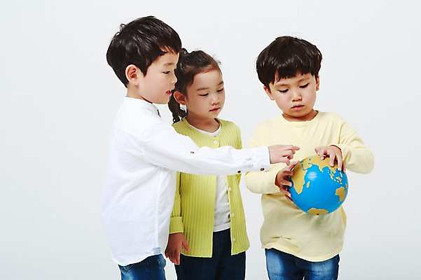 포토 JPG 스튜디오촬영 여자 남자 실내 서기 들기 상반신 앞모습 옆모습 세명 지구본 유치원생 한국인 가리킴 흰배경 손뻗기 어린이만 국내포토 어린이 뷰포인트 백그라운드 모션 사람 동양인 손짓 내부 흰색 파일형식