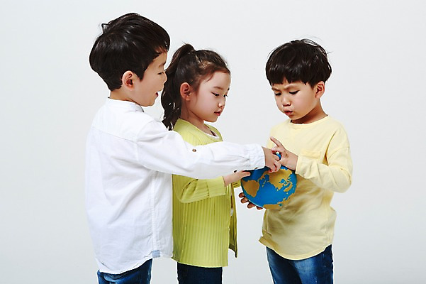 포토 JPG 스튜디오촬영 여자 남자 실내 서기 들기 상반신 옆모습 세명 지구본 유치원생 한국인 가리킴 흰배경 손뻗기 어린이만 국내포토 어린이 뷰포인트 백그라운드 모션 사람 동양인 손짓 내부 흰색 파일형식