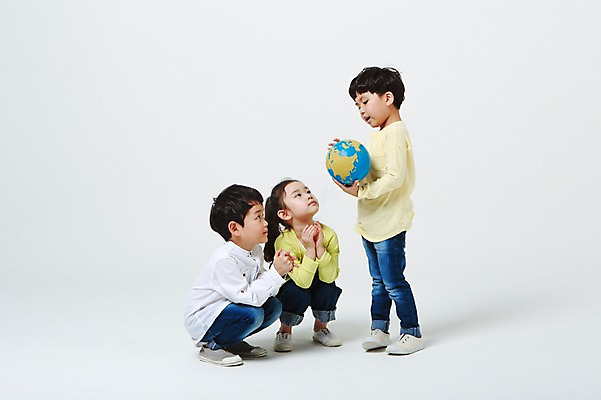 포토 JPG 스튜디오촬영 전신 여자 남자 실내 서기 들기 앉기 옆모습 세명 지구본 유치원생 한국인 올려보기 흰배경 손모으기 웅크림 어린이만 국내포토 어린이 뷰포인트 백그라운드 모션 사람 동양인 손짓 내부 흰색 파일형식