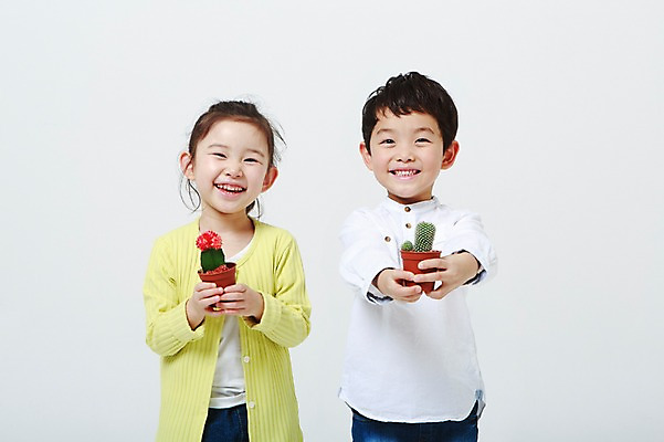 포토 JPG 스튜디오촬영 여자 남자 화분 선인장 실내 미소 들기 상반신 두명 앞모습 유치원생 한국인 흰배경 어린이만 국내포토 식물 어린이 뷰포인트 백그라운드 모션 표정 사람 동양인 내부 흰색 파일형식
