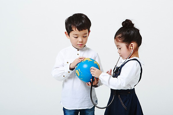 포토 JPG 스튜디오촬영 여자 남자 청진기 실내 서기 들기 상반신 두명 앞모습 옆모습 지구본 유치원생 진료 한국인 흰배경 어린이만 국내포토 어린이 뷰포인트 백그라운드 의학 의료기기 모션 사람 동양인 내부 흰색 파일형식