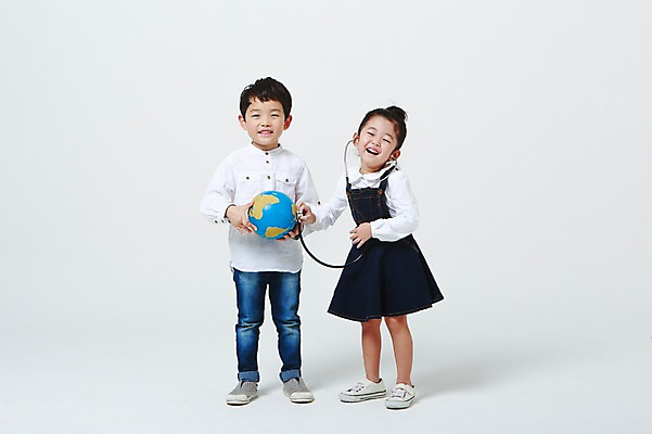 포토 JPG 스튜디오촬영 전신 여자 남자 청진기 실내 서기 미소 웃음 들기 두명 앞모습 지구본 유치원생 진료 한국인 흰배경 어린이만 국내포토 어린이 뷰포인트 백그라운드 의학 의료기기 모션 표정 사람 동양인 내부 흰색 파일형식