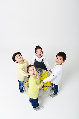 포토 JPG 스튜디오촬영 전신 여자 남자 공 실내 입벌림 서기 미소 웃음 여러명 상반신 앞모습 옆모습 하이앵글 지구본 손잡기 유치원생 한국인 올려보기 뒤돌아보기 흰배경 어린이만 국내포토 어린이 뷰포인트 다수 백그라운드 모션 표정 사람 동양인 내부 흰색 파일형식