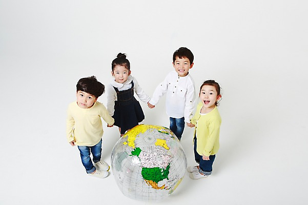 포토 JPG 스튜디오촬영 전신 여자 남자 공 실내 입벌림 서기 미소 여러명 상반신 앞모습 옆모습 하이앵글 지구본 손잡기 유치원생 한국인 올려보기 흰배경 어린이만 국내포토 어린이 뷰포인트 다수 백그라운드 모션 표정 사람 동양인 내부 흰색 파일형식