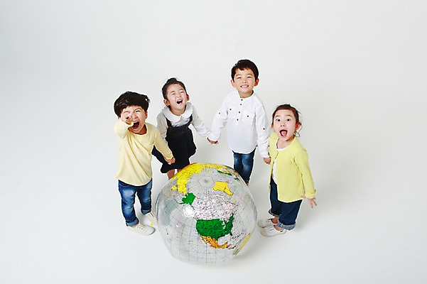 포토 JPG 스튜디오촬영 전신 여자 남자 공 실내 입벌림 서기 미소 여러명 상반신 앞모습 옆모습 하이앵글 지구본 손잡기 놀람 유치원생 한국인 올려보기 가리킴 흰배경 어린이만 국내포토 감정 어린이 뷰포인트 다수 백그라운드 모션 표정 사람 동양인 손짓 내부 흰색 파일형식