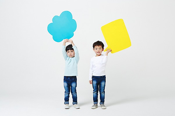 포토 JPG 스튜디오촬영 전신 남자 말풍선 실내 서기 들기 두명 앞모습 손들기 유치원생 한국인 흰배경 어린이만 소년만 국내포토 어린이 뷰포인트 백그라운드 모션 사람 동양인 내부 흰색 남자만 파일형식