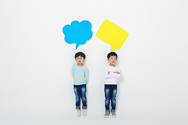 포토 JPG 스튜디오촬영 전신 남자 말풍선 실내 무표정 서기 두명 앞모습 팔짱 유치원생 한국인 흰배경 어린이만 소년만 국내포토 감정 어린이 뷰포인트 백그라운드 모션 표정 사람 동양인 내부 흰색 남자만 파일형식