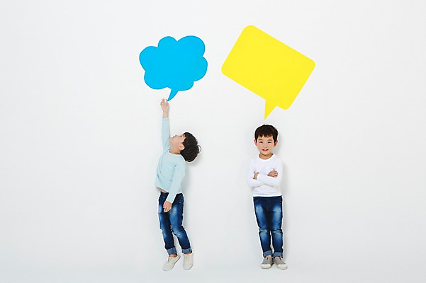 포토 JPG 스튜디오촬영 전신 남자 말풍선 실내 서기 미소 두명 앞모습 손들기 팔짱 유치원생 한국인 흰배경 어린이만 소년만 국내포토 어린이 뷰포인트 백그라운드 모션 표정 사람 동양인 내부 흰색 남자만 파일형식